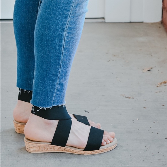 BLACK SANDALS - Charleston Shoe Co Benjamin - Picture 4 of 6